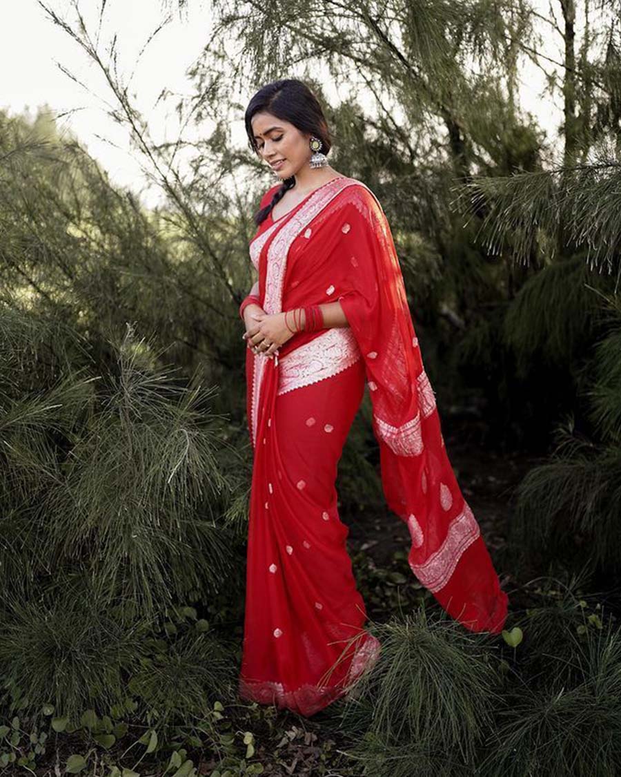 Red Golden And Silver Tree Design Banarasi Soft Silk Saree – Ennayou.com